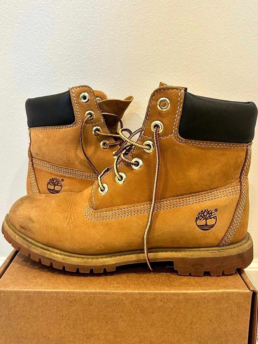 Timberland Classic Women Waterproof Wheat Boots - US 8.5 W